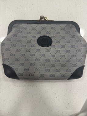 *AUTHENTIC* Vintage Gucci Black Leather Wallet with Gold Double-G Kiss Lock